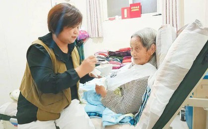 Chăm mẹ chồng 20 năm vẫn bị hắt hủi, 1 năm sau khi bà qua đời, ngân hàng ráo riết tìm con dâu thông báo: “50 cây vàng và 6 tỷ này là của cô”!