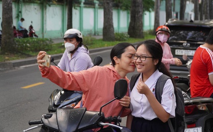 Những khoảnh khắc xúc động tại kỳ thi tuyển sinh lớp 10