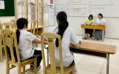 Phòng thi "đặc biệt" vào lớp 10 cho nữ sinh Hà Nội bị đứt gân cổ tay