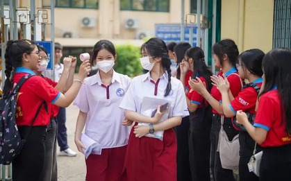 Một phòng thi lớp 10 tại TPHCM bất ngờ bị dột, thí sinh phải chuyển phòng thi