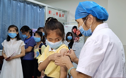 Mẹ từng mắc ung thư cổ tử cung, con gái có cần tiêm vắc xin HPV sớm hơn bình thường?