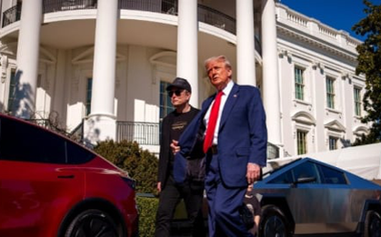 Tổng thống Donald Trump cân nhắc bán xe Tesla, nói không còn nghĩ tới Elon Musk