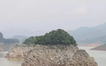 Hồ thủy điện Hòa Bình cạn bất thường, mực nước xuống thấp kỷ lục