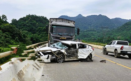 Tông nhau trên cầu, xe tải văng xuống vực, tài xế ô tô con tử vong, 5 người khác bị thương