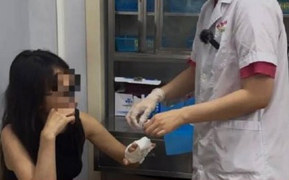 Bị gãy ngón tay do kẹp cửa mà không biết chỉ vì sơn móng quá dày