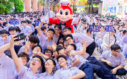 Jollibee Việt Nam mang “Vui Mở Tương Lai” đến 150 trường THPT, trao 150 suất học bổng cho học sinh