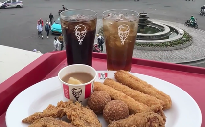 Khách Trung hết lời khen hàng KFC view "độc nhất vô nhị" ở Hà Nội, ai ngờ lại có chi tiết dở khóc dở cười