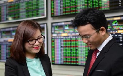 VN-Index có thể tái lập kỷ lục 1.500 điểm, nên đầu tư vào cổ phiếu ngành nào?