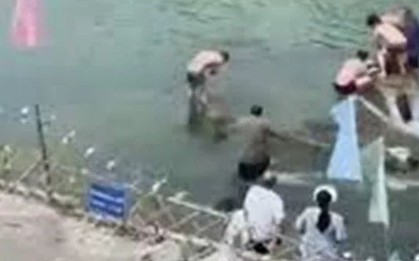 Người đàn ông nhảy xuống sông cứu cô gái đuối nước, cả 2 đều tử vong