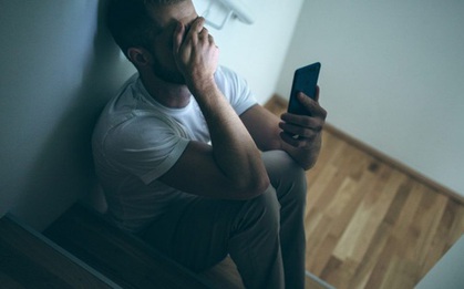 Đang lướt mạng, người đàn ông 30 tuổi bất ngờ phát hiện vợ mình có chồng mới