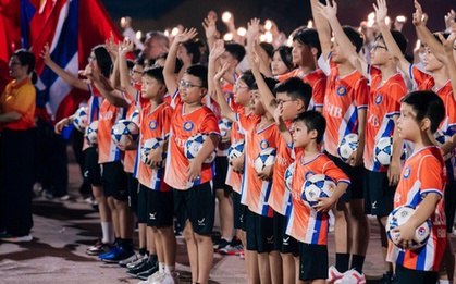 Từ những người không đứng giữa sân khấu: Câu chuyện phía sau đêm khai mạc giải bóng đá rực rỡ
