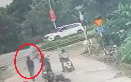Bé trai tiến sát đường ray tàu hỏa, người đàn ông vứt xe lao tới cứu: Danh tính người hùng bí ẩn