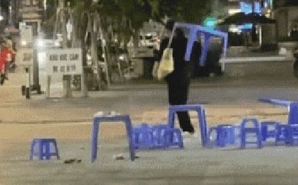 Danh tính cô gái liên tục đập bàn ghế, phá cây ATM giữa phố: Có nhiều phát ngôn gây sốc