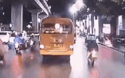 Hà Nội: Cô gái trẻ tử vong thương tâm sau va chạm với xe khách trên đường Trần Phú