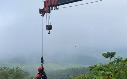 Hàng chục cảnh sát giải cứu hai người đi xe máy lao xuống vực ở Ba Vì