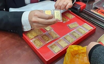 Giá vàng liên tục tăng, nhà đầu tư nên mua vào hay bán ra?