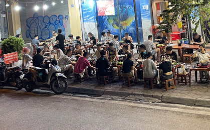 Vỉa hè Hà Nội tiếp tục bị “nuốt chửng” bởi hàng quán, người đi bộ xuống lòng đường nhường cho... người đi nhậu