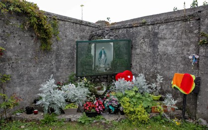 796 em bé bị bỏ rơi trong bể phốt ở Ireland suốt 80 năm trời: Bí mật đau thương đã bị chôn vùi như thế nào?