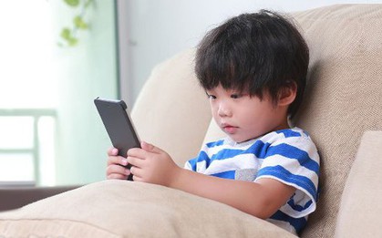 "Mẹ ơi, sao mẹ không cho con chơi điện thoại?" - Cách cha mẹ phản ứng quyết định 70% tính cách con khi lớn lên