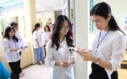 Phổ điểm thi tốt nghiệp THPT 2025 tất cả 12 môn: Toán siêu khó nhưng điểm 10 tăng hơn 500 bài, tiếng Anh 28 thí sinh bị điểm liệt!