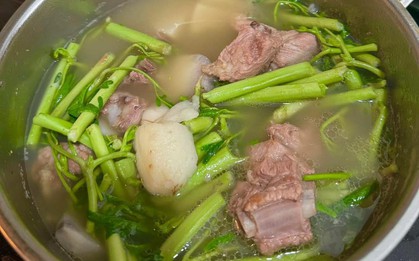Loại rau 10.000 đồng/bó nhưng chỉ nhặt được 1 "nhúm": Ở nước ngoài có tiền cũng chưa chắc mua được!