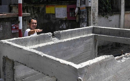 Làm đường cao hơn nền nhà cả mét, dân bắc cầu mới "ngoi" được ra ngoài