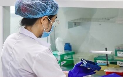 Phát hiện vợ vào khách sạn với người lạ, chồng về nhà đưa ba con xét nghiệm ADN