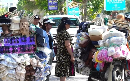 Hàng rong 'bủa vây' khách du lịch Đà Nẵng