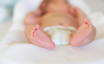 Bé trai 6 tuổi ở Pháp tự ý vào phòng bệnh, ném bé gái sơ sinh xuống đất tử vong vì “tưởng là búp bê”