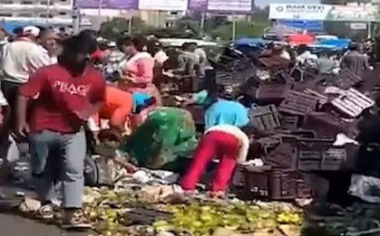 Xe tải chở xoài bị lật, người dân đổ xô "hôi của"