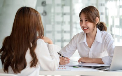 Sếp hỏi “Khi nào bạn có thể bắt đầu làm việc?”, ứng viên thường nhanh nhảu "ngay lập tức", người EQ cao khéo léo, được đánh giá chuyên nghiệp, trúng tuyển ngay