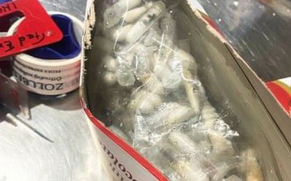 Mở hộp bánh tại sân bay, phát hiện cảnh tượng nổi da gà