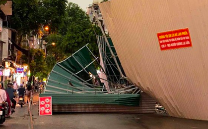 Rào chắn tòa nhà "hàm cá mập" đổ sập, 2 du khách nước ngoài bị thương