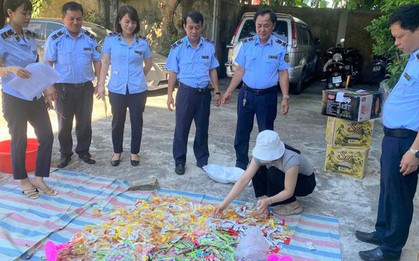 Tiêu hủy nhiều sản phẩm chân gà, kẹo dẻo, xà phòng… nhập lậu