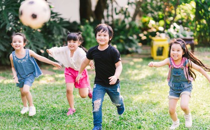 Nhà giàu vung tiền cho con hưởng mọi nguồn lực giáo dục tốt nhất, còn với gia đình bình thường đâu là cách giáo dục ưu việt nhất - Giáo sư Harvard và các nhà tâm lý học hợp sức đưa đáp án!