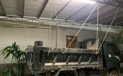 Trước giờ bão Wipha đổ bộ: Người dân Hạ Long buộc mái nhà vào xe tải, MXH nửa phục nửa hoang mang