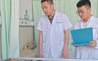 Ngồi lên tảng đá giữa trời nóng 38 độ C, bà lão bị bỏng nặng, phải ghép da