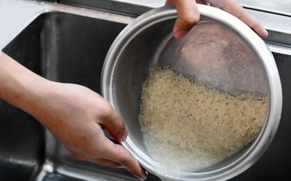 Sự thật mất lòng: 3 sai lầm khi vo gạo nhiều người vì "tiện tay" mà đầu độc cả gia đình