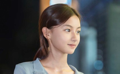 Cô gái 15 tuổi bất ngờ nổi tiếng vì quá xinh đẹp, gia đình lại nhận chỉ trích vì lý do không ai ngờ tới