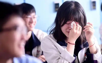 Nữ sinh chưa nhận được giấy báo trúng tuyển đã phát hiện mình có bằng tốt nghiệp sau 10 năm, trường đại học phản hồi: "Chúng tôi không biết"