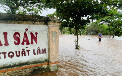 Bãi biển Quất Lâm ngập sâu, lực lượng chức năng lập chốt ngăn dân ra check-in