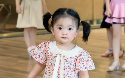 Con gái út của Khánh Thi xinh xắn như búp bê, lén làm chuyện này khi bố mẹ đi công tác nước ngoài