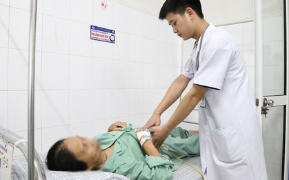 Điều trị bệnh nhân tắc ống mật vì sỏi, bác sĩ phát hiện thêm con giun dài 15cm "quằn quại" bên trong