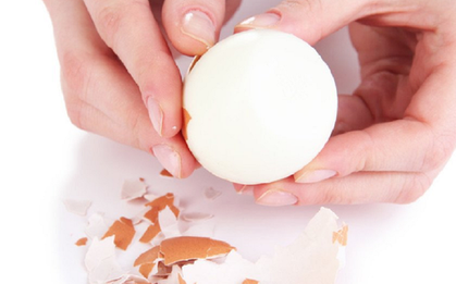 Luộc trứng thả thêm thứ này vào nồi, trứng dễ bóc vỏ lại vàng ươm bắt mắt