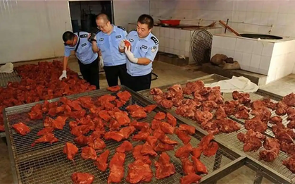 Nhận tin báo, cảnh sát đột kích nhà máy trên núi, triệt phá đường dây sản xuất thịt bò khô từ vịt doanh thu 36 tỷ đồng/tháng, bắt giữ 23 người