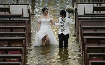Cặp đôi Philippines làm lễ cưới giữa dòng nước ngập sau bão Wipha