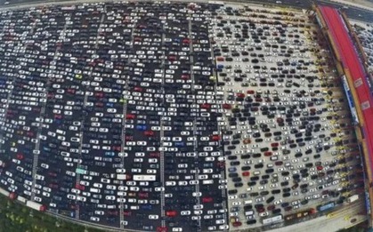 Vụ tắc đường lâu nhất thế giới: 12 ngày mắc kẹt, kéo dài 100 km, hình thành cả "nền kinh tế chợ đen" giữa đường!