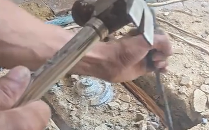 Phát hiện két sắt bí ẩn dưới sàn nhà vợ chồng trẻ "sốc nặng" khi nhìn thấy thứ bên trong