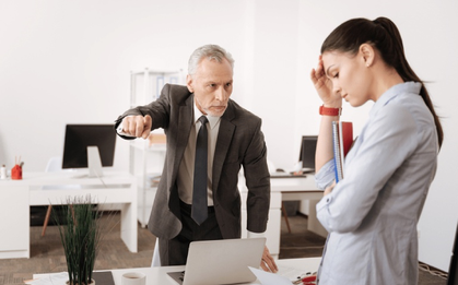 Bị sếp phê bình, người thường chỉ xin lỗi hay đáp “em hiểu rồi”, người EQ cao khéo léo lấy lại thiện cảm từ lãnh đạo bằng 8 câu này
