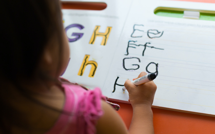 Tràn lan thông tin "trẻ mầm non tập viết sớm hại cho sự phát triển xương": Bác sĩ đính chính